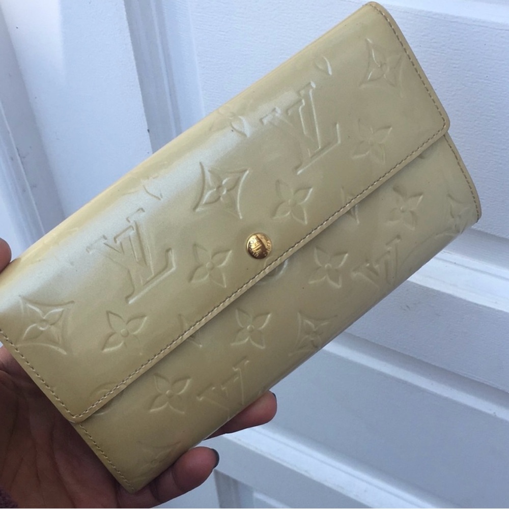 Authentic ✨✨Louis Vuitton Sarah Vernis Wallet